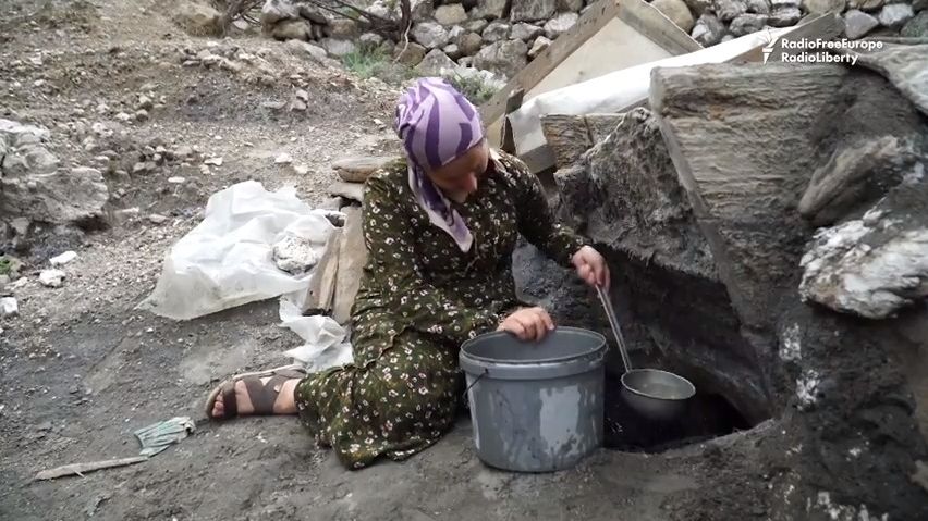 Video: Ve vesnici vyrábějí nejčistší sůl na světě, postup je starý stovky let